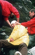 Ratownicy TOPR opatruja rannego turyste.