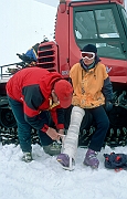 Akcja TOPR. Opatrywanie poszkodowanej narciarki.