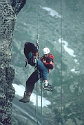 Wykorzystanie zestawu alpejskiego przez ratownikow TOPR, ewakuacja z zachodniej sciany Koscielca. Ratownik TOPR - Jacek Bronski.