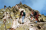 lipiec 2000, Tatry, Orla Perc, lato, wakacje to kolejki na tatrzanskich szlakach. Wejscie na szczyt Swinicy.