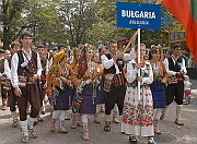XXXV Miedzynarodowy Festiwal Folkloru Ziem Gorskich Zakopane 15-24 sierpnia 2003. Korowod zespolow festiwalowych - Bulgaria