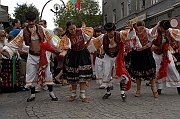 XXXV Miedzynarodowy Festiwal Folkloru Ziem Gorskich Zakopane 15-24 sierpnia 2003. Korowod zespolow festiwalowych - zespol ze Slowacji 