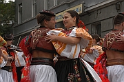 XXXV Miedzynarodowy Festiwal Folkloru Ziem Gorskich Zakopane 15-24 sierpnia 2003. Korowod zespolow festiwalowych - zespol ze Slowacji 