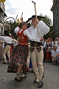 XXXV Miedzynarodowy Festiwal Folkloru Ziem Gorskich Zakopane 15-24 sierpnia 2003. Korowod zespolow festiwalowych.