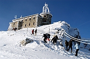 Tatry , zima, Kasprowy Wierch, obserwatorium Instytutu Meteorologii i Gospodarki Wodnej ( IMGW), turysci pokonuja ostatnie podejscie na wierzcholek.