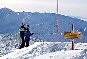 Tatry , zima, Kasprowy Wierch, trawers nad Dolina Cicha zamkniety z powodu zagrozenia lawinowego. Narty i narciarze.