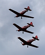 15-16 maja 2004 IX Miedzynarodowy Piknik Lotniczy Goraszka. Pokaz akrobacji zespolowej w wykonaniu Zespolu Akrobacyjnego 