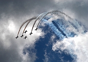 15-16 maja 2004 IX Miedzynarodowy Piknik Lotniczy Goraszka. Pokaz akrobacji zespolowej w wykonaniu Zespolu Akrobacyjnego 